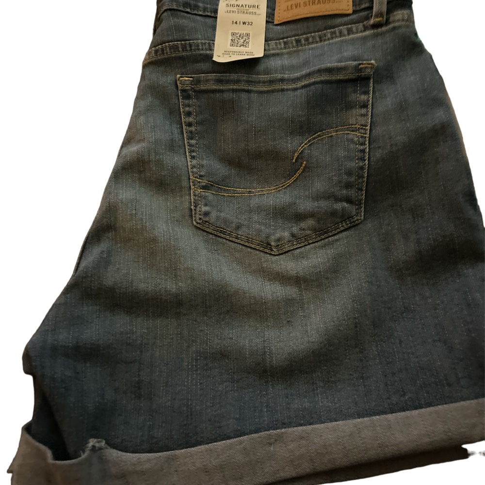 Levi Strauss Signature denim shorts with tags.  Size 14 W32